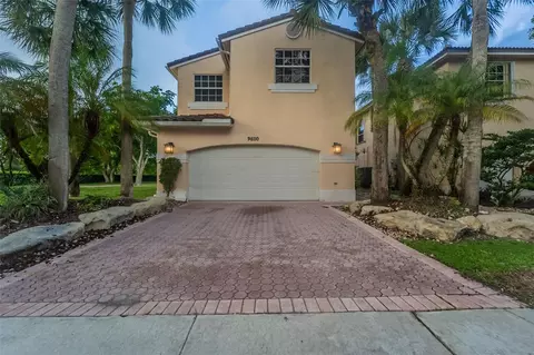 9820 Fairway Cove Ln, Plantation, FL 33324