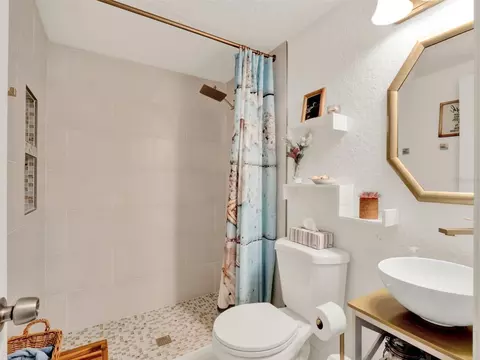 Bath - 2721 Evergreen Dr, Edgewater, FL 32141 photo 3 of 3