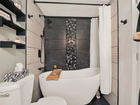 Bath - 2721 Evergreen Dr, Edgewater, FL 32141 photo 1 of 3