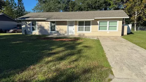 545 Oak Dr, Tavares, FL 32778
