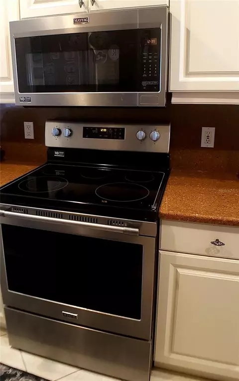 Kitchen - 5662 Whitehead St, Bradenton, FL 34203 photo 7 of 8