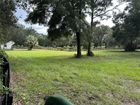 Exterior - 17067 NW Gainesville Rd, Reddick, FL 32686 photo 4 of 5