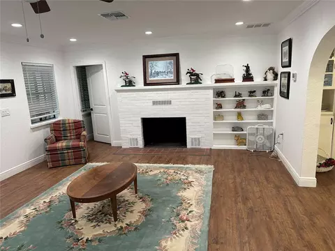 Living - 17067 NW Gainesville Rd, Reddick, FL 32686 photo 1 of 3