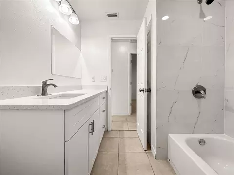 Bath - 1610 Harbor Way, Bartow, FL 33830 photo 2 of 3