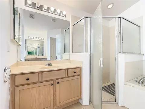 Bath - 15825 Robin Hill Loop, Clermont, FL 34714 photo 3 of 7