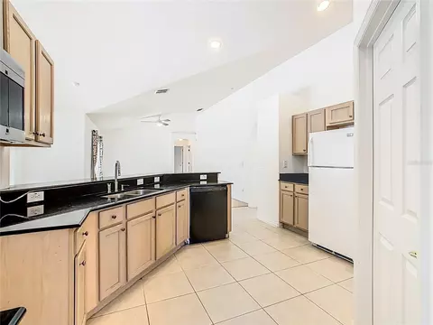 Kitchen - 15825 Robin Hill Loop, Clermont, FL 34714 photo 3 of 4