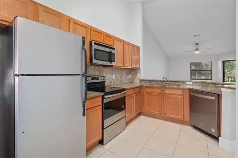 Kitchen - 7784 Sugar Bend Dr #7784, Orlando, FL 32819 photo 3 of 4