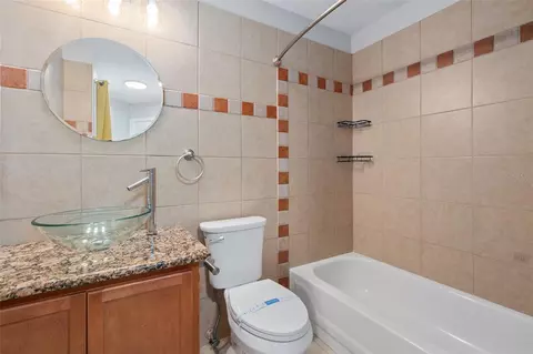 Bath - 7784 Sugar Bend Dr #7784, Orlando, FL 32819 photo 2 of 2