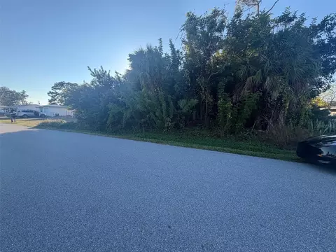 566 Ridgewood St NW, Port Charlotte, FL 33952