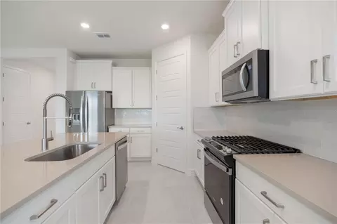 Kitchen - 3944 Kennebunk Loop, Mount Dora, FL 32757 photo 3 of 3