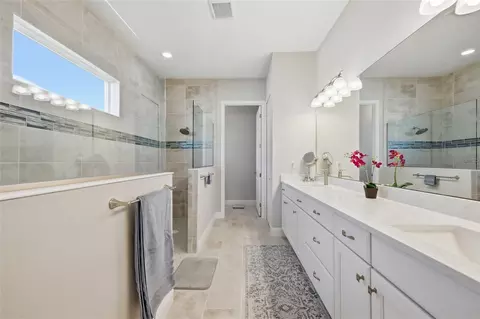Bath - 2154 Wallingford Loop, Mount Dora, FL 32757 photo 3 of 7