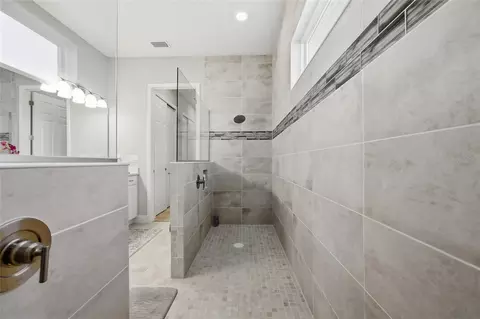 Bath - 2154 Wallingford Loop, Mount Dora, FL 32757 photo 6 of 7