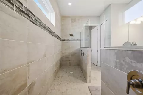 Bath - 2154 Wallingford Loop, Mount Dora, FL 32757 photo 5 of 7