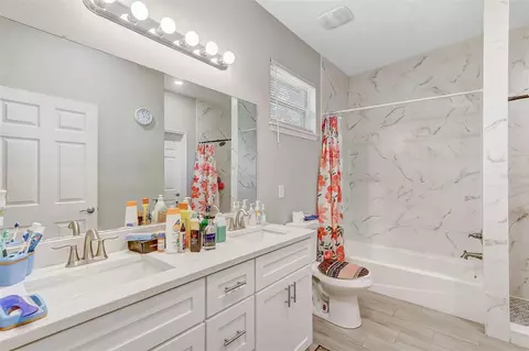 Bath - 309 E 13th St, Apopka, FL 32703 photo 2 of 5