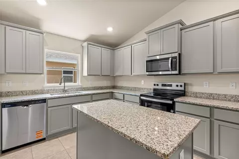 Kitchen - 7576 Bent Tree Loop, Saint Cloud, FL 34773 photo 1 of 2