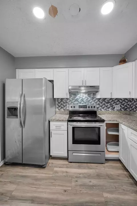 Kitchen - 14557 Apache Ave, Largo, FL 33774 photo 2 of 7