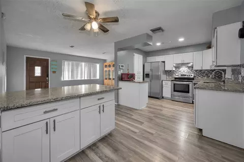 Kitchen - 14557 Apache Ave, Largo, FL 33774 photo 4 of 7