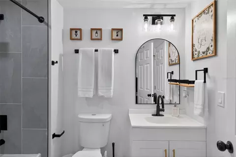Bath - 1503 Granite State Ct, Mount Dora, FL 32757 photo 6 of 8