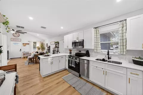 Kitchen - 1503 Granite State Ct, Mount Dora, FL 32757 photo 6 of 8