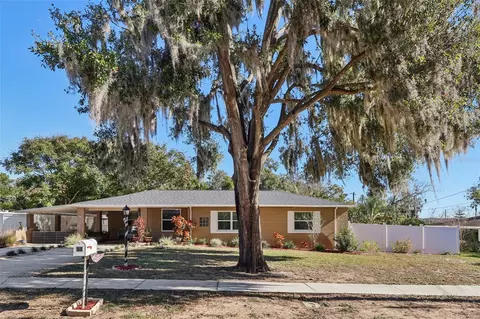 1111 N Palmetto Cir, Eustis, FL 32726
