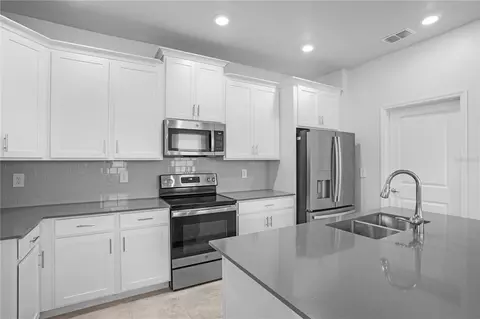Kitchen - 6449 Sprucepine Ln, Saint Cloud, FL 34771 photo 3 of 4
