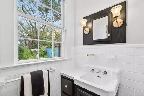 Bath - 1305 Washington Ave, Eustis, FL 32726 photo 2 of 4