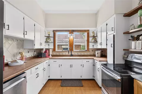 Kitchen - 1305 Washington Ave, Eustis, FL 32726 photo 2 of 4
