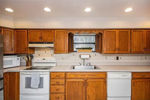 Kitchen - 1005 Old Hickory Tree Rd, Saint Cloud, FL 34771 photo 2 of 2