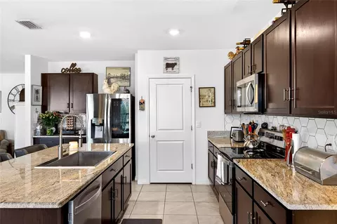 Kitchen - 508 Hickory Course Loop, Ocala, FL 34472 photo 6 of 8