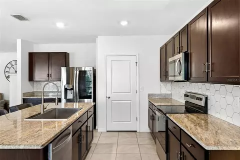 Kitchen - 508 Hickory Course Loop, Ocala, FL 34472 photo 5 of 8