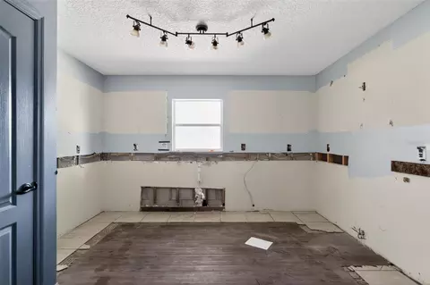 Kitchen - 36101 Mattawan Dr, Eustis, FL 32736 photo 1 of 2
