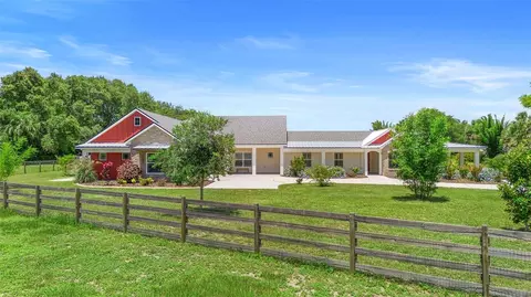 700 Old Geneva Rd, Geneva, FL 32732