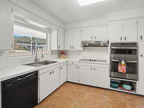 Kitchen - 1630 Crestview Dr, Mount Dora, FL 32757 photo 1 of 2