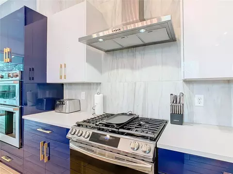 Kitchen - 2125 Pine Oak Loop, Davenport, FL 33837 photo 3 of 6