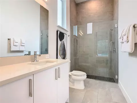 Bath - 2125 Pine Oak Loop, Davenport, FL 33837 photo 6 of 6