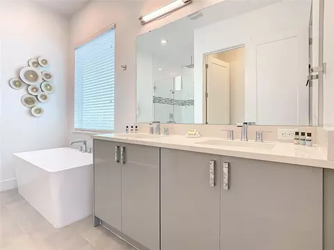 Bath - 2125 Pine Oak Loop, Davenport, FL 33837 photo 3 of 6
