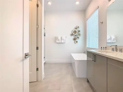 Bath - 2125 Pine Oak Loop, Davenport, FL 33837 photo 5 of 6