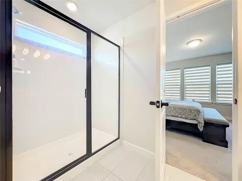 Bath - 10976 Leafshore Loop, Orlando, FL 32829 photo 4 of 6