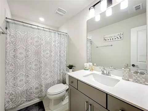 Bath - 10976 Leafshore Loop, Orlando, FL 32829 photo 2 of 6