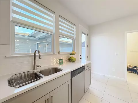 Kitchen - 10976 Leafshore Loop, Orlando, FL 32829 photo 4 of 7