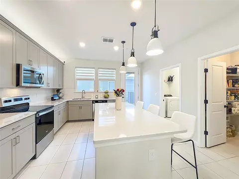 Kitchen - 10976 Leafshore Loop, Orlando, FL 32829 photo 2 of 7