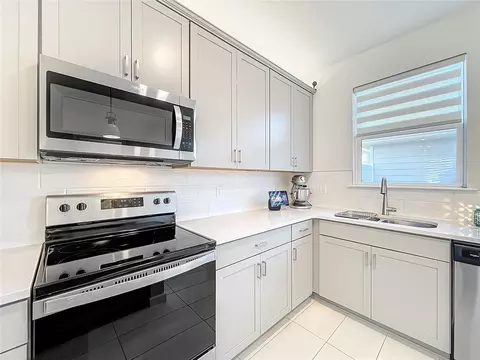 Kitchen - 10976 Leafshore Loop, Orlando, FL 32829 photo 3 of 7