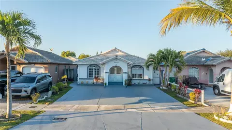10095 NW 127th St, Hialeah, FL 33018