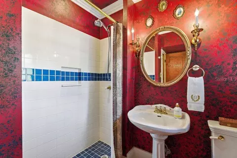Bath - 720 SE 3rd St, Ocala, FL 34471 photo 2 of 7