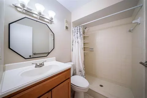 Bath - 404 E Orlando Ave #1B, Ocoee, FL 34761 photo 2 of 3