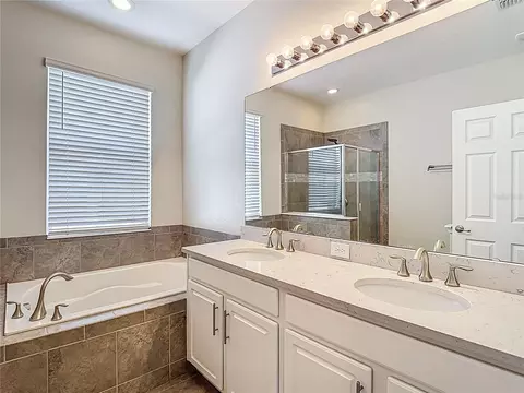 Bath - 1813 Castleton Dr, Saint Cloud, FL 34771 photo 3 of 4