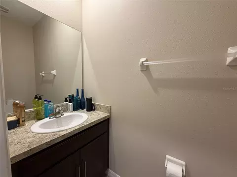 Bath - 16418 Woodside Gln, Parrish, FL 34219 photo 2 of 4