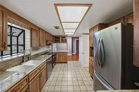 Kitchen - 3515 Gallagher Rd, Dover, FL 33527 photo 7 of 8
