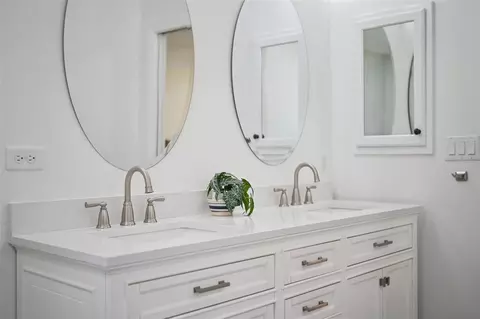 Bath - 37008 Forestdel Dr, Eustis, FL 32736 photo 2 of 6