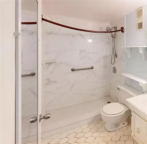 Bath - 404 E Orlando Ave #8B, Ocoee, FL 34761 photo 3 of 4